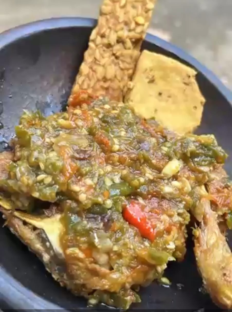 Nasi ayam penyet cabe ijo